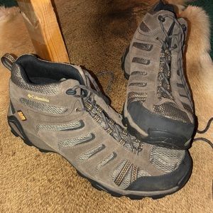 MENS COLUMBIA WATERPROOF HIKING BOOTS